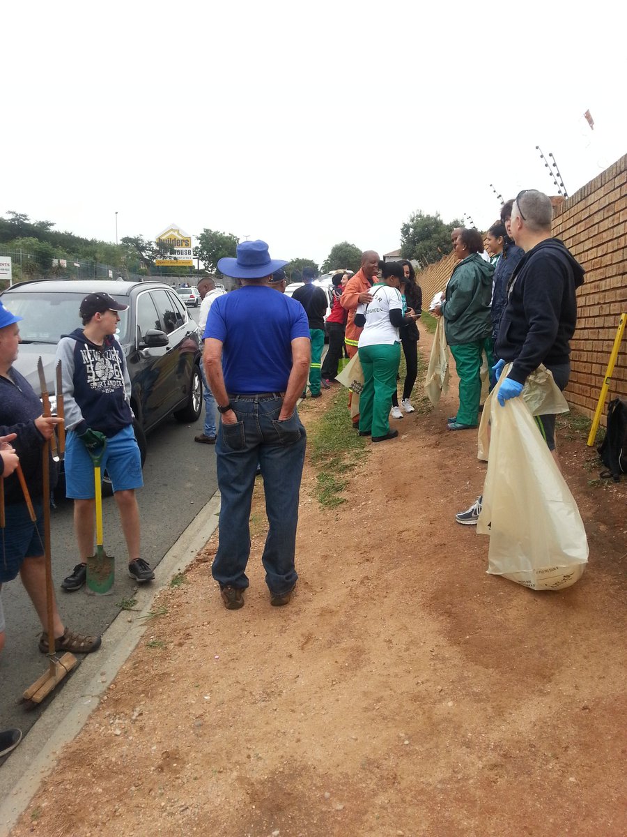 missearth_sa's tweet photo. At the first location about to start with #AreSebetseng #CleanUp @CleanerJoburg @CityofJoburgZA @HermanMashaba https://t.co/aEBQRid5YZ