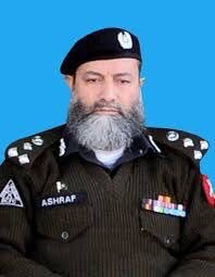 UdarOfficial's tweet photo. پروٹوکول نہیں بلکہ دہشت گردوں کی جانب سے پولیس کے اعلیٰ افسران کو نشانہ بنایا جارہا ہے جس کی وجہ سے یہ جوان آئی جی صاحب کی سیکیورٹی پر معمور ہیں۔خودکش دھماکے میں اشرف نور صاحب کی شہادت بھی خرم صاحب کو بیان بازی سے نہ روک سکی۔ کہا تھا تحقیق لازم ہے۔ https://t.co/Evq1wYxn8z