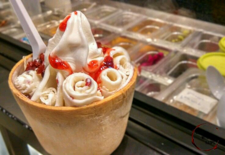 Cream rolls. Тайское ролл мороженое. Айс ролл мороженое. Тайское жареное ролл мороженое. Тайское жареное мороженое.
