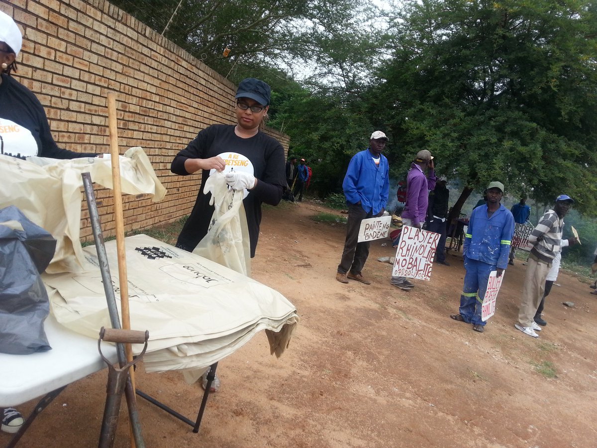 missearth_sa's tweet photo. At the first location about to start with #AreSebetseng #CleanUp @CleanerJoburg @CityofJoburgZA @HermanMashaba https://t.co/aEBQRid5YZ