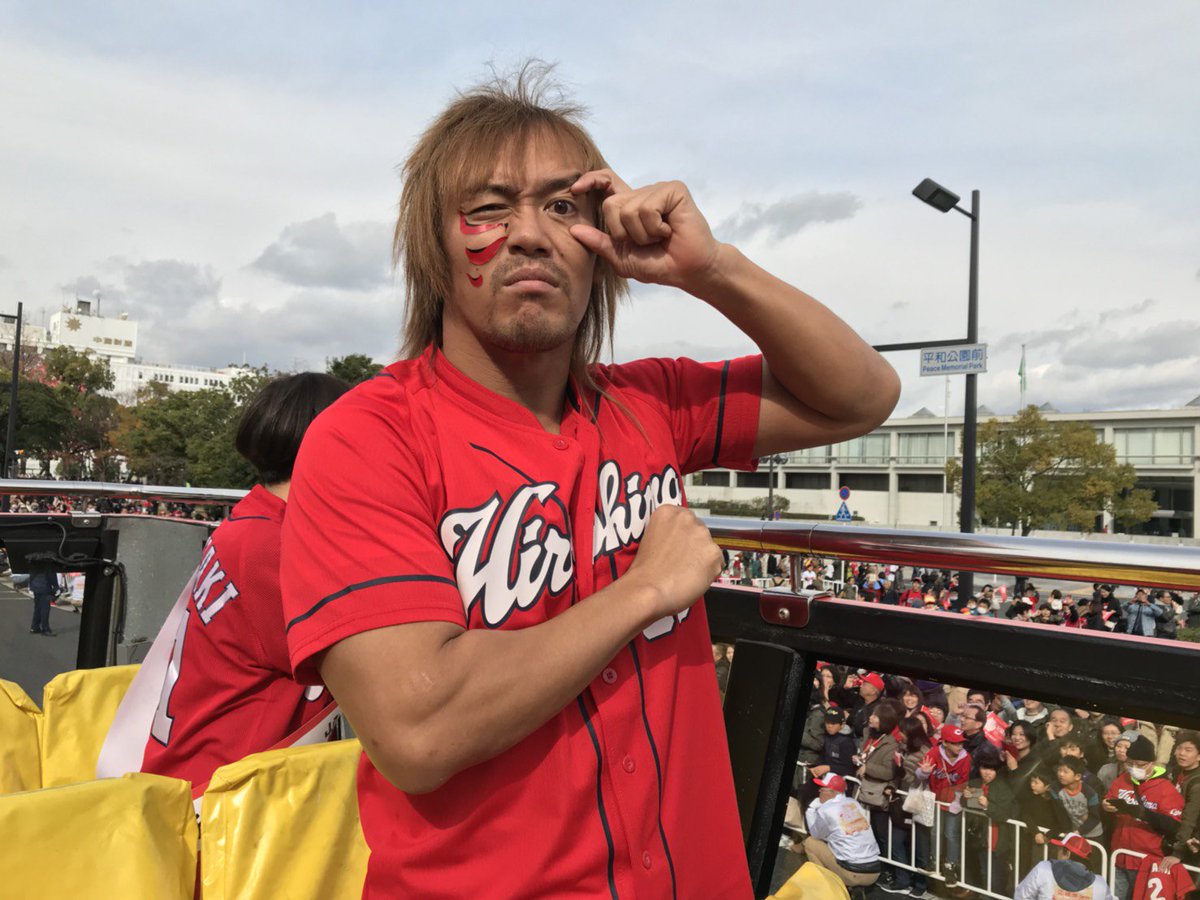 njpw_nyao's tweet photo. 【内藤選手in広島】本日、「広島東洋カープ」の優勝パレードに参加した内藤選手！シリーズ中での強行移動となりましたが、ファンの皆��と共に優勝の喜びを分かち合いました！！ 
12月8日（金）広島グリーンアリーナ小アリーナ大会にもご期待下さい。
#njpw #carp #hiroshima #njwtl https://t.co/6mPEZbLpCS