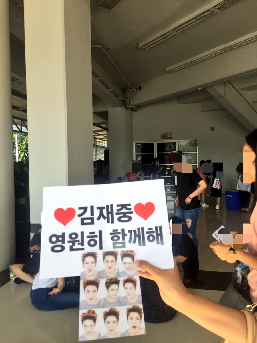 Arrived at the venue and queuing for fansign registration #kjjfanmeetinginbkk2017