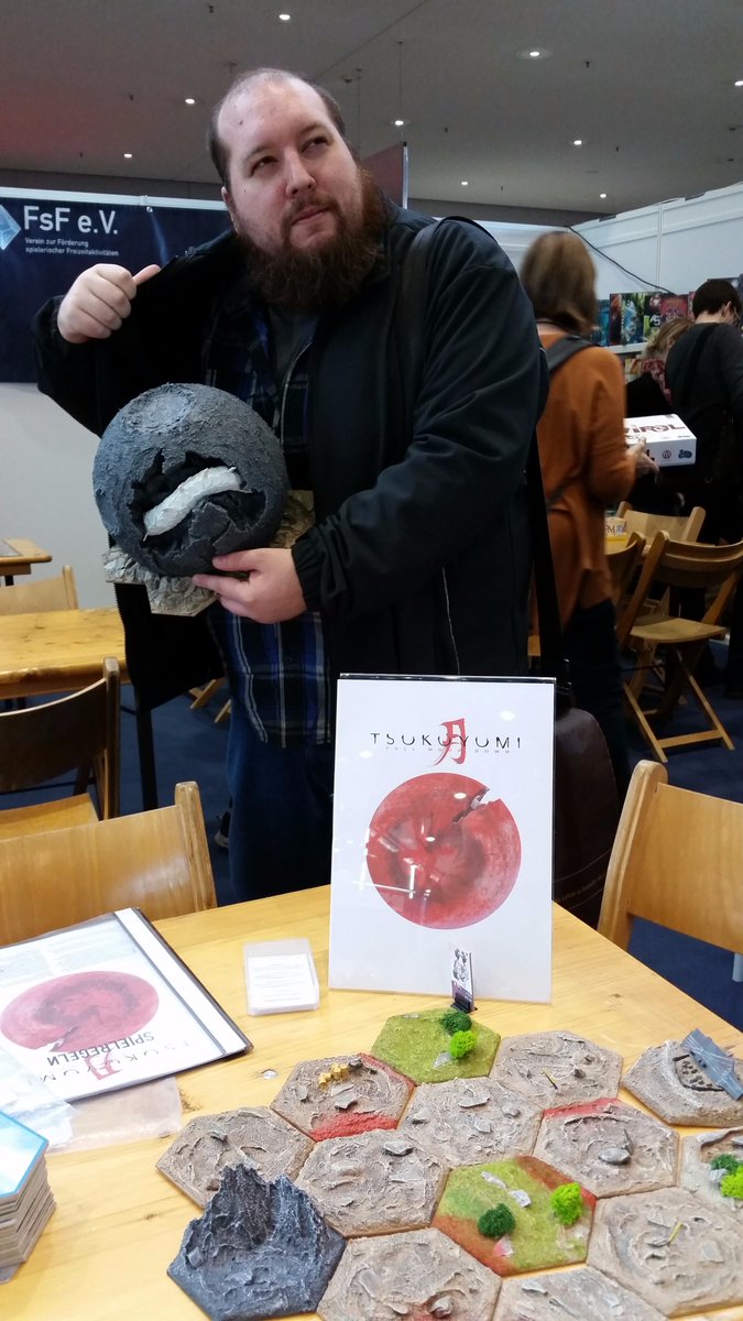 Heute kommt <a href="/felixmertikat/">Felix Mertikat</a>, der Autor von #Tsukuyumi zu uns an den Stand (H1N31) auf der #spielemesse. Gestern war Timo, der Unterstützer #0001 da, und hat's nochmal gespielt. Seither vermissen wir ein bisschen Spielematerial... aber im Ernst😉: Timo ist für jeden Spaß zu haben.