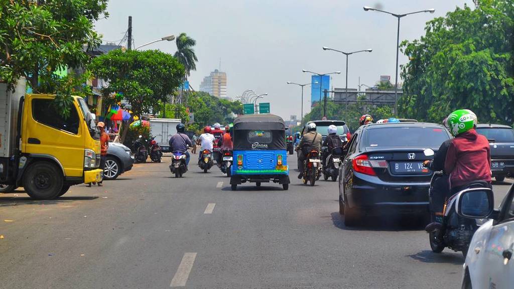saegaleri's tweet photo. Pada suatu hari di jalanan ibu kota Jekardah. 
#saegaleri #photoblogger #blogger #travelblogger #travelporn #traveling #travelphotography #traveler #bajay #bemo #jakarta https://t.co/HjHZC0NUxJ https://t.co/KgvuHUeX7x