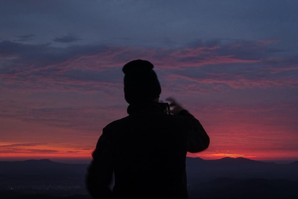 Timons77's tweet photo. Red red wine esta mañana  #PuigdeRanda frío pelón 🙃 cada amanecer tiene su color, su textura ... #mallorca es única https://t.co/jo4cVu56ag