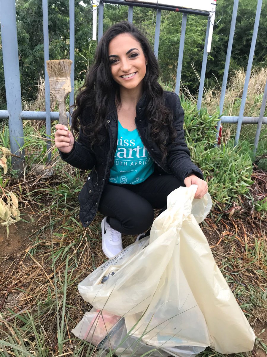missearth_sa's tweet photo. At the first location for #AreSebetseng #CleanUp with @CleanerJoburg @CityofJoburgZA @HermanMashaba https://t.co/v9V6ilP5cH