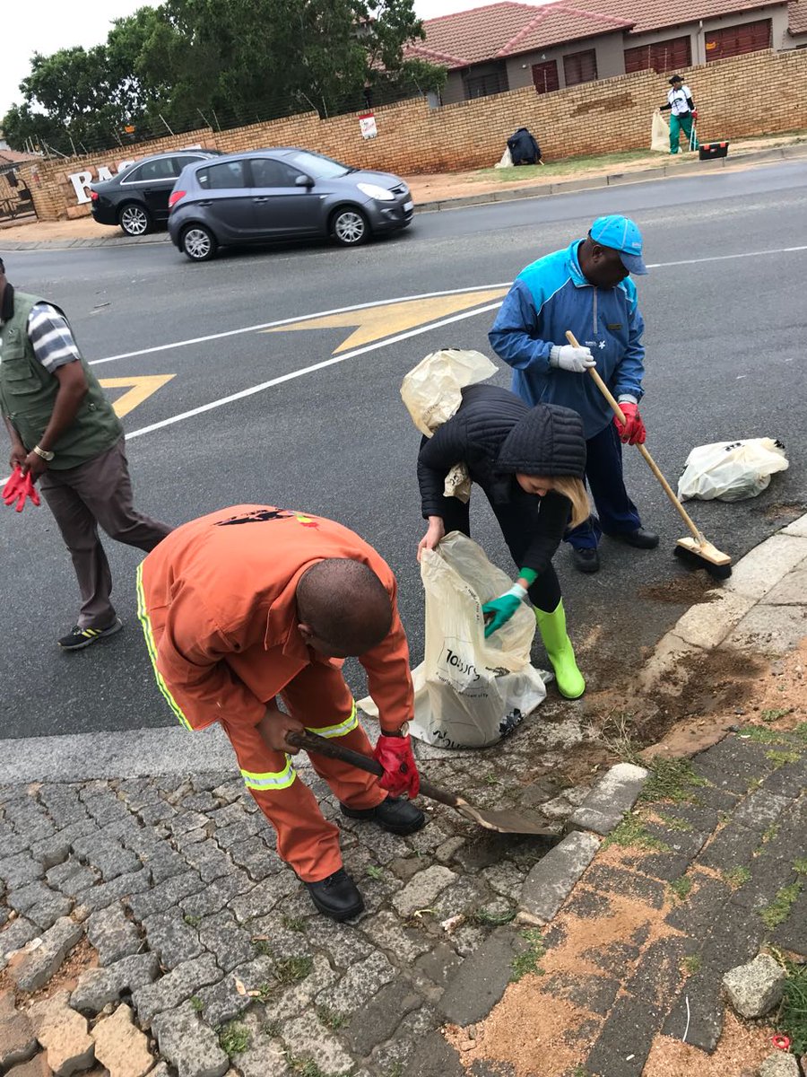 missearth_sa's tweet photo. At the first location for #AreSebetseng #CleanUp with @CleanerJoburg @CityofJoburgZA @HermanMashaba https://t.co/v9V6ilP5cH