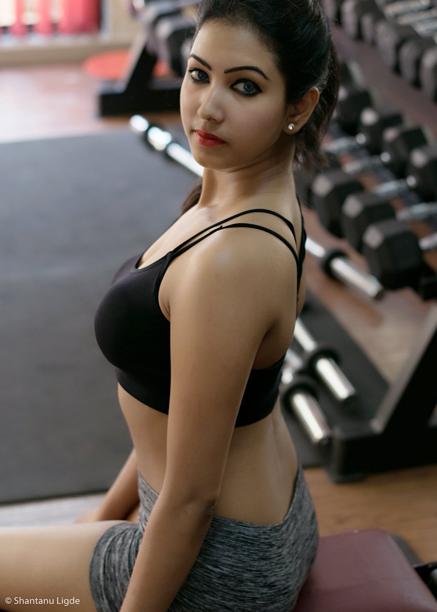 fitabulousmodel's tweet photo. Carrying self confidence is my style not an attitude....
#fitnessmodel #fitnesshunger #fitbeast #motivationallady #bodygoals #bodybuilding #heavywokout #healthyfood #healthylife #instashape #instagood #asthetics #dedication #motivation #fitlady #consistency https://t.co/h1dfm7kEQh