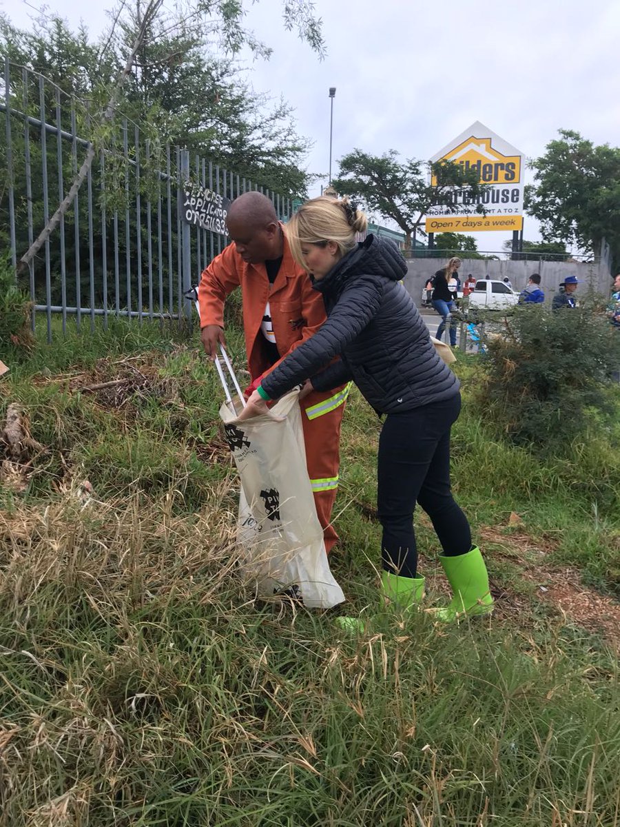 ChangeAgentSA's tweet photo. We are led!!! A city at work. #AreSebetseng ♻ 👐 with Exec. Mayor @HermanMashaba THANK YOU Mayor for your leadership ✊
 cc. @missearth_sa https://t.co/L9u80FLn30