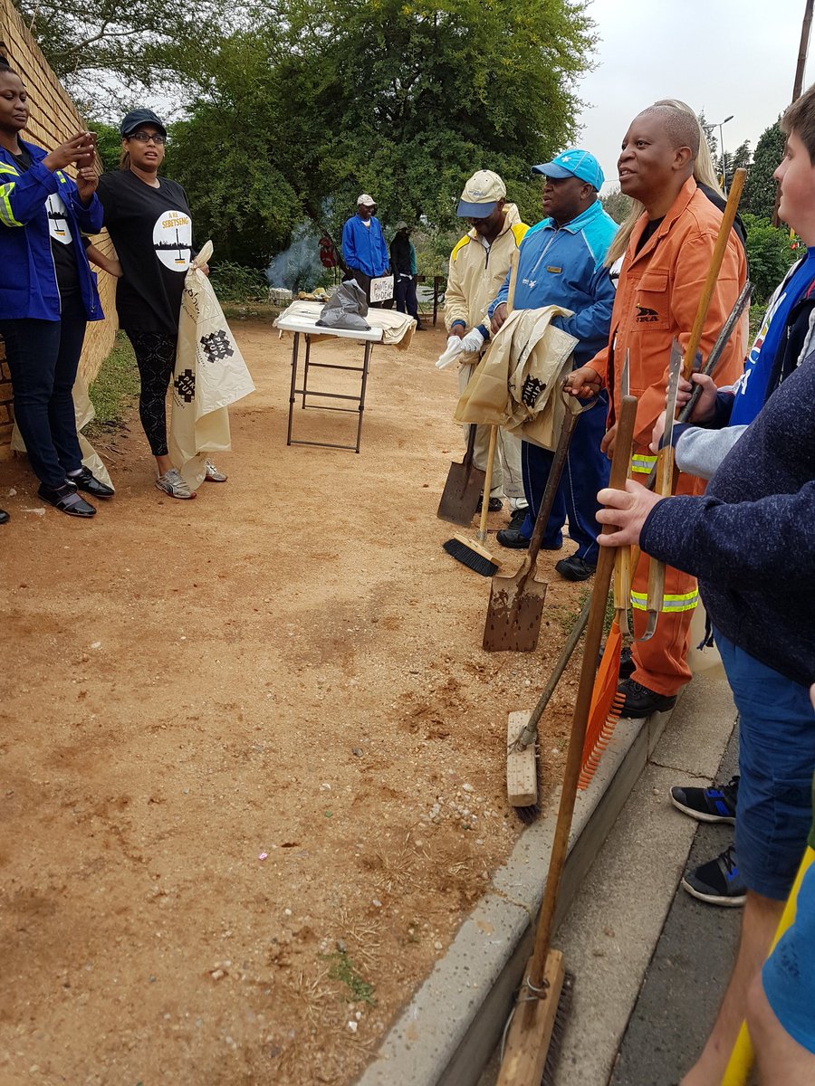 ChangeAgentSA's tweet photo. We are led!!! A city at work. #AreSebetseng ♻ 👐 with Exec. Mayor @HermanMashaba THANK YOU Mayor for your leadership ✊
 cc. @missearth_sa https://t.co/L9u80FLn30