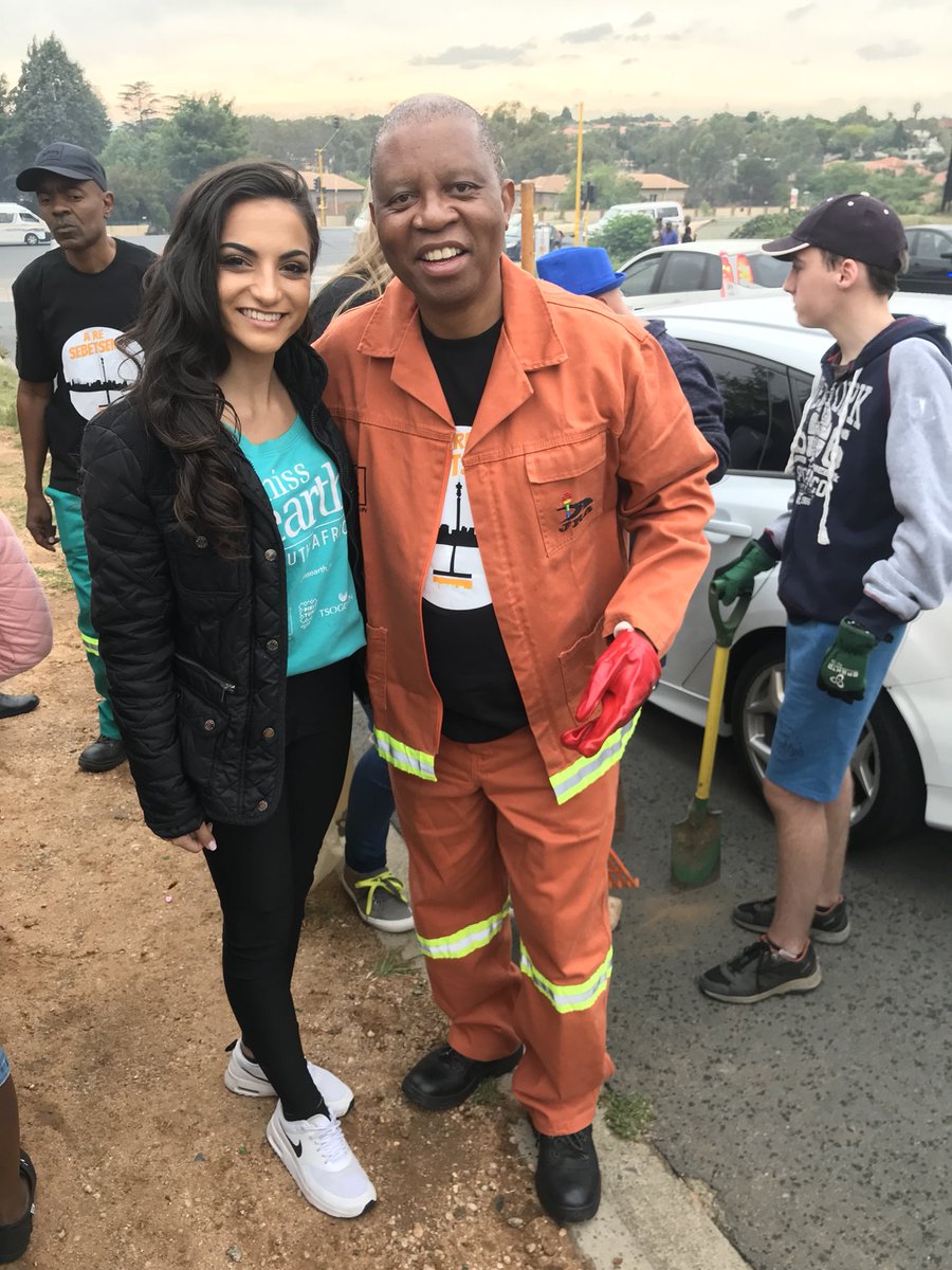 IriniMoutzouris's tweet photo. We at it again #AreSebetseng with @CleanerJoburg @CityofJoburgZA @missearth_sa #MissEarth2017 #CleanUp https://t.co/h3xRHhNayi