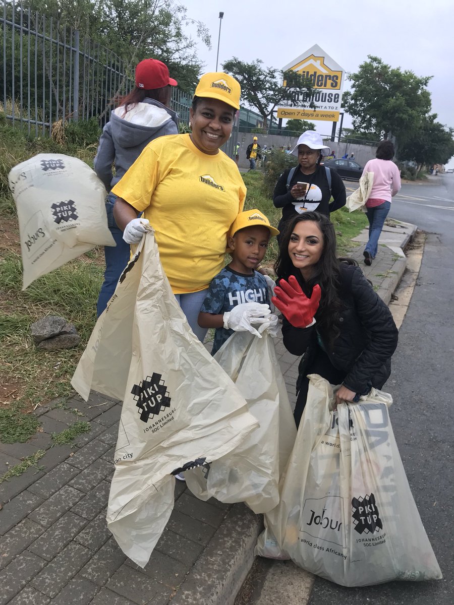 IriniMoutzouris's tweet photo. We at it again #AreSebetseng with @CleanerJoburg @CityofJoburgZA @missearth_sa #MissEarth2017 #CleanUp https://t.co/h3xRHhNayi