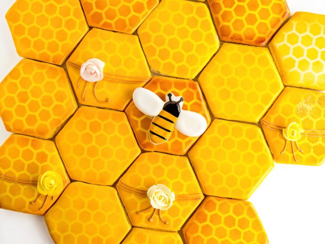 CakesClub's tweet image. "Adorable Airbrushed Honeycomb Cookies" via The Craftsy Cake Decorating Blog: