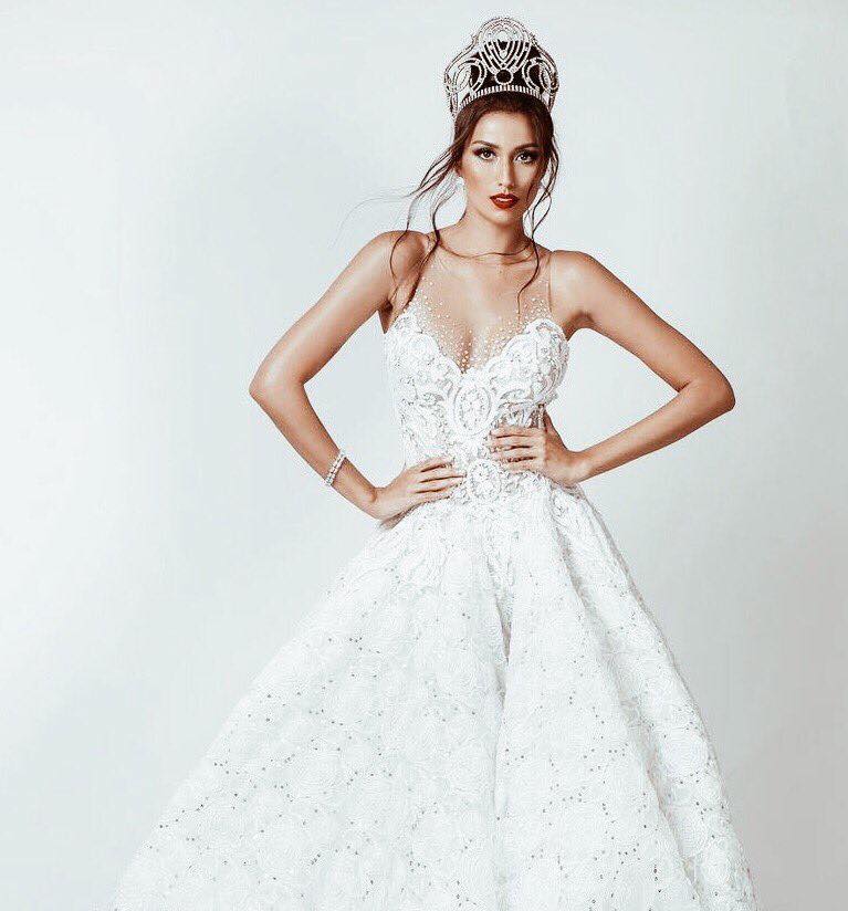 __asdfgail's tweet photo. Look at #Philippines Queen, the Crown of #MissUniverse really fits to her! https://t.co/Ihko47rlKT