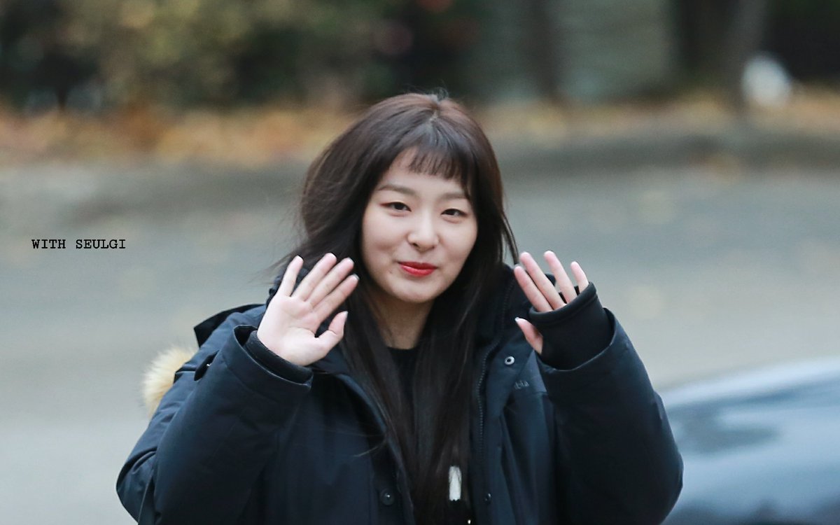 WithSeulgi_TW's tweet photo. 171117 뮤직뱅크 출근 
#슬기 #SEULGI  

Peekaboo👌👌💛 https://t.co/rpajNIOwKR