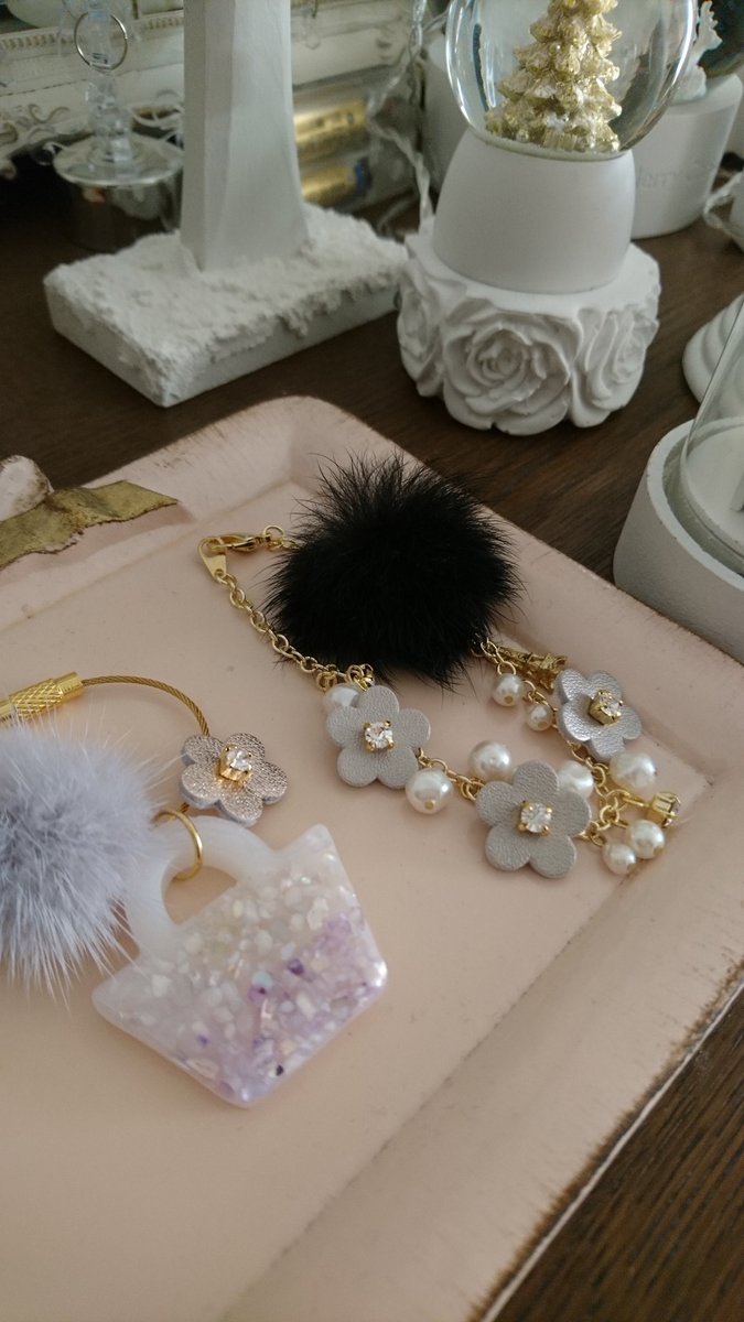sweeet_08's tweet photo. かなりご無沙汰ですが元気です！
12/3(日)に���鴨神社の手作り市でますよー！
クリスマスっぽいものから、写真のようなレザーを使ったものまで出します♡ https://t.co/A7Pwdea0jW