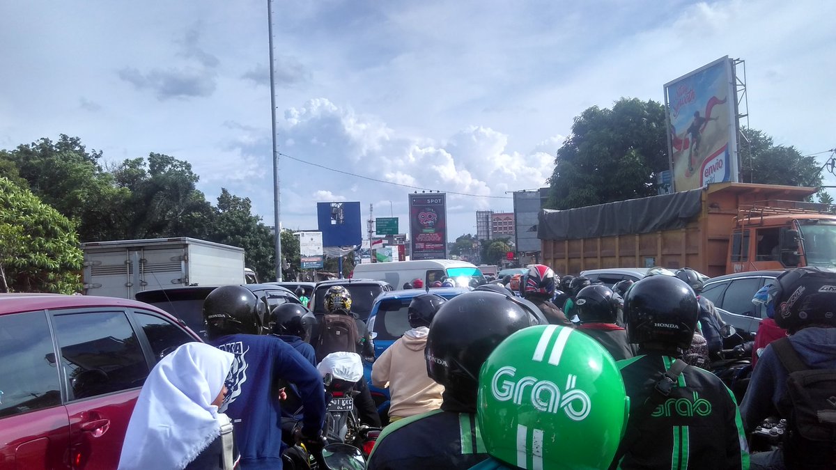 koppigisme's tweet photo. jatiwaringin macet parah @NTMCLantasPolri  kok gak ada polisi yang mengatur? https://t.co/AzlBoYP0F5