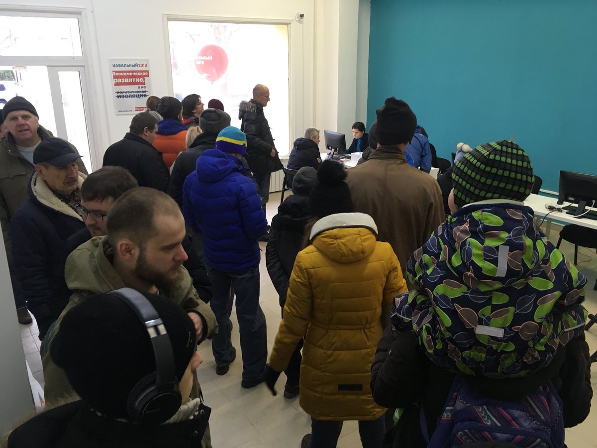 Штаб только открылся, а у нас уже очередь. Люди приехали с утра пораньше верифицировать подпись #ЗаНавального