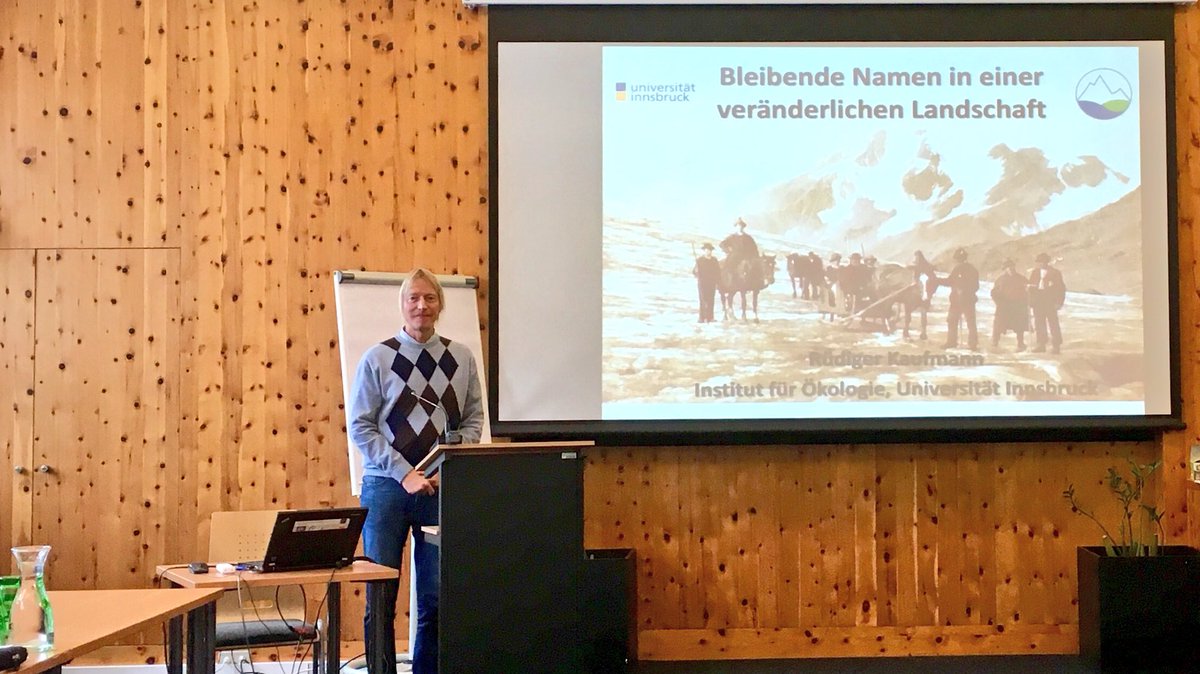 dpfu's tweet photo. Der dritte Tag startet mit #Ökologie: Rüdiger Kaufmann spricht über #Akkommodation in der sich verändernden Namenslandschaft #PAL2017 https://t.co/fetqBX1h06