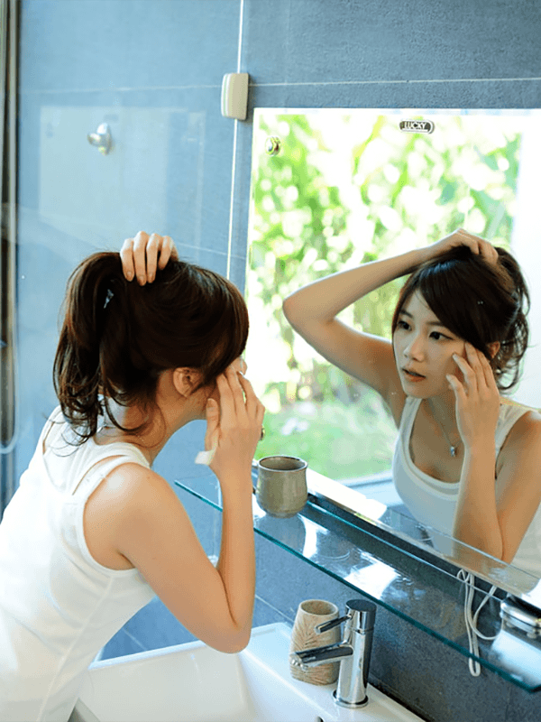 msyun819's tweet photo. [鏡の前で]の[おかしな所を探せ!]が分からない…。誰かやってみて！ #よく見るとおかしい画像6　https://t.co/WI8eGjg8Ta https://t.co/RdLNY50Cx3
