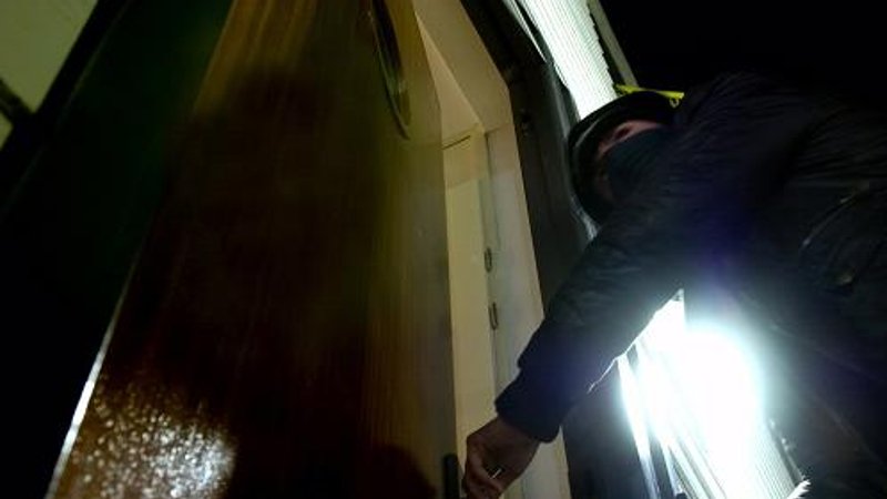Politie's tweet photo. In de winter nemen de woninginbraken toe, met name in kleinere gemeenten. "60% vd aanhoudingen voor woninginbraak gebeurt op heterdaad. Daarvan begon 80% met een melding v een alerte burger", zegt Sybren van der Velden, projectleider woninginbraken. https://t.co/aINfrtg1a4 https://t.co/yu1DoEk3GW
