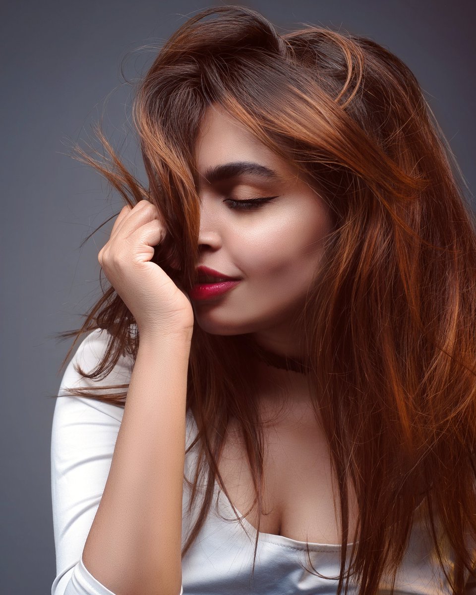 Shovhangini's tweet photo. When your hair smells good 
😛
#model
#hair https://t.co/h6FR214gac