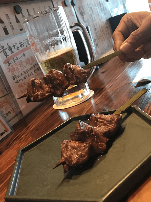 msyun819's tweet photo. [焼き鳥屋]の[おかしな所を探せ!]が分からない…。誰かやってみて！ #よく見るとおかしい画像6　https://t.co/WI8eGjg8Ta https://t.co/MED1hUiO7M