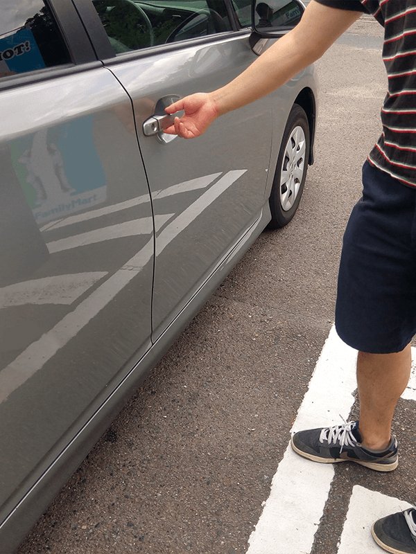 msyun819's tweet photo. [車に乗ろう]の[おかしな所を探せ!]が分からない…。誰かやってみて！ #よく見るとおかしい画像6　https://t.co/WI8eGjg8Ta https://t.co/w0SCIO713x