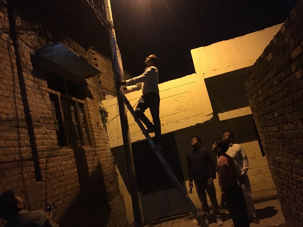 deepakkyam's tweet photo. Today morning raid was conducted in Asalatpura, Pitalbasti, Sitapuri and Himgiri Colony areas in Moradabad City. 
Total 7 Teams were formed, Who have caught 24 electricity thefts. @MdPvvnl @CE_mbd_pvvnl @UPPCLLKO #morningRaid https://t.co/t0F2cRGyJj