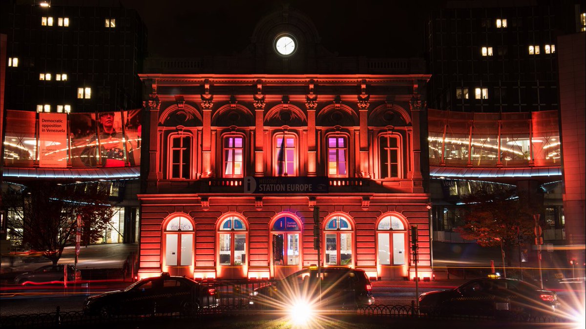 Parliament buildings lit up in honour of #orangetheworld to raise awareness of violence against women and girls and promote measures to end it. epfacebook.eu/qcQK
