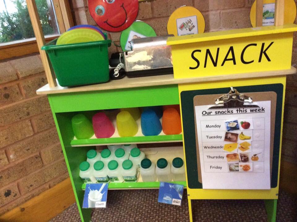 Snack time at School Lane Children’s Centre. Children serve themselves to promote independence <a href="/powyssch/">Ysgolion Powys</a> <a href="/magikinc17/">Magik Incorporated</a> <a href="/tchristine740/">Christine Thomas</a>