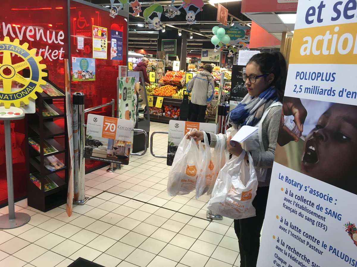Rotary_Suresnes's tweet photo. On collecte des denrées pour la banque alimentaire de @villedesuresnes au Carrefour Market Jules Ferry. 
Merci à vous! https://t.co/2BTdd8OldB