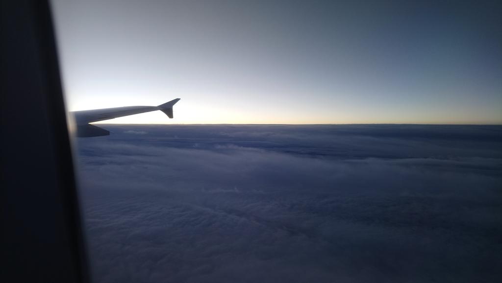 EnergyBetter's tweet photo. Wie ihr seht, seht ihr nix. Wir auf dem Heimflug von #ATHBSC #HerthaInternational auch nicht. Darauf ein #hahohe @HerthaBSC https://t.co/LbaMtJXjEZ