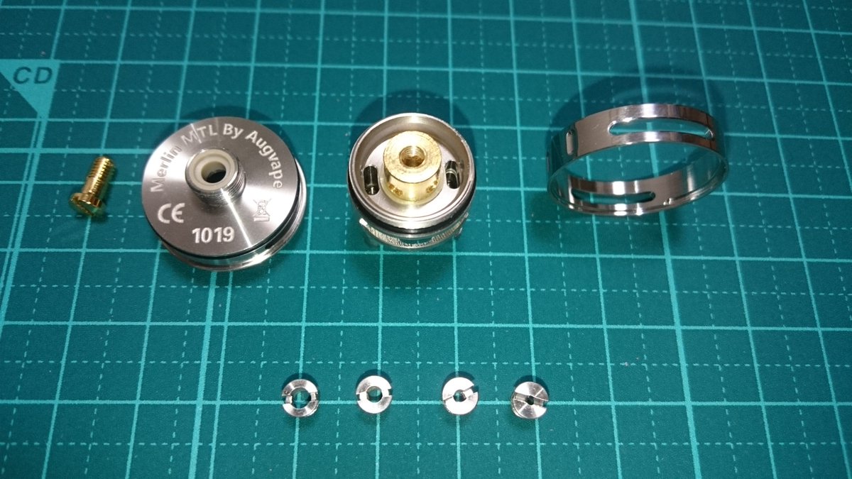 vape_sardine's tweet photo. まだあまり日本語レビューがないアトマなのでいつもより細かく分解をどん。
とりあえず一番ほっそいヤツで試してみようかな。楽しみ。 #AUGVAPE #MerlinMTLRTA https://t.co/qf7v6aPuBt