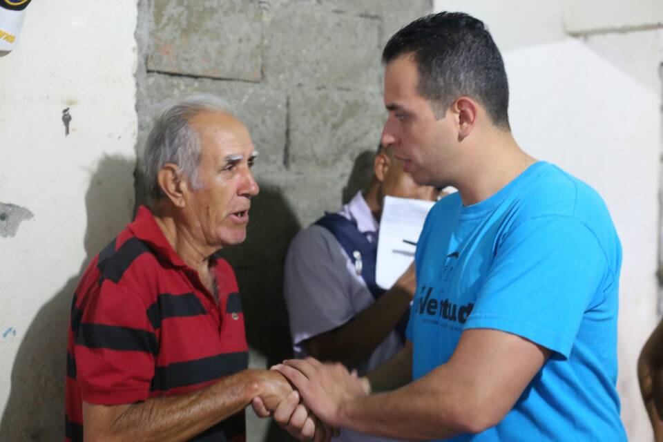 zconleonel's tweet photo. nuestro candidato a la alcaldia del municipio libertador @leoneljmatos adentrándose a nuestras comunidades para conocer nuestras situaciones https://t.co/XoIzQQTzGn