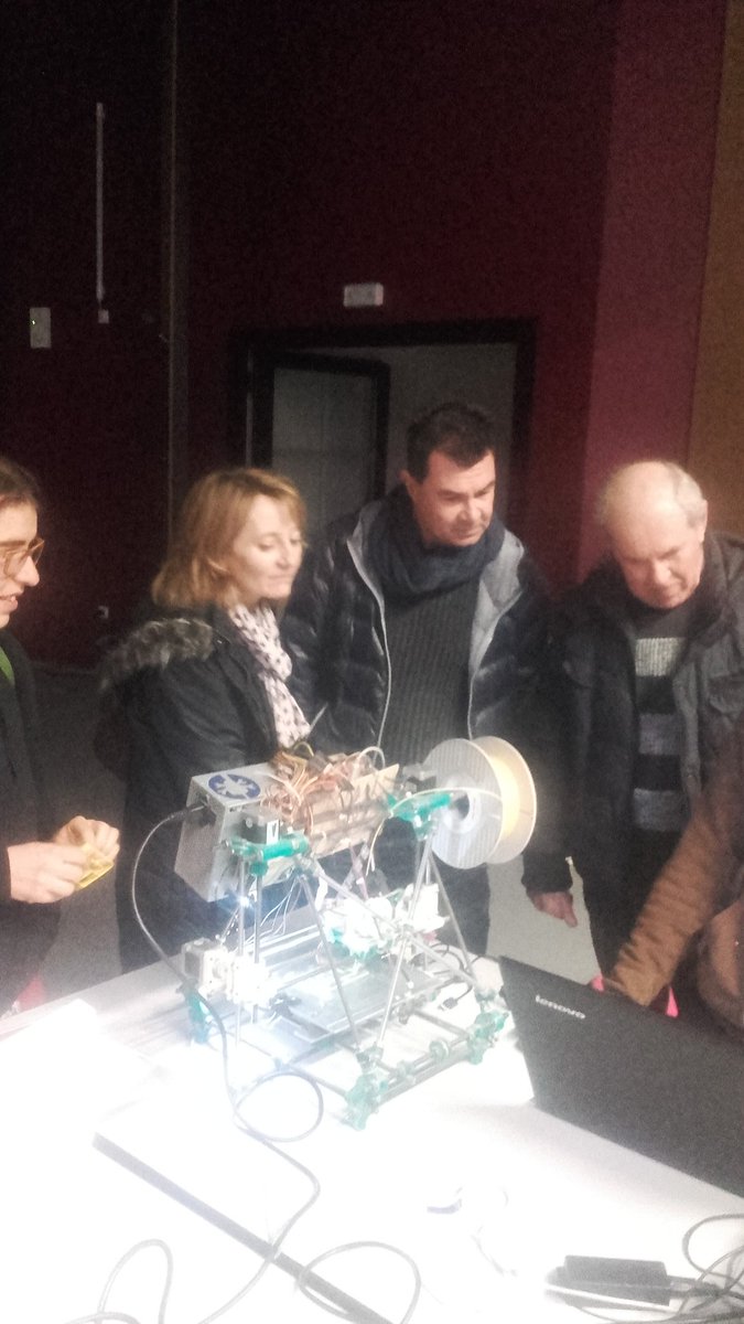 petitsdebs_33's tweet photo. Republiquebidouille en direct de martillac CC de Montesquieu #numérique pour tous @obc33  @bidouillecamp @gironde https://t.co/JkgZNJ4qzp