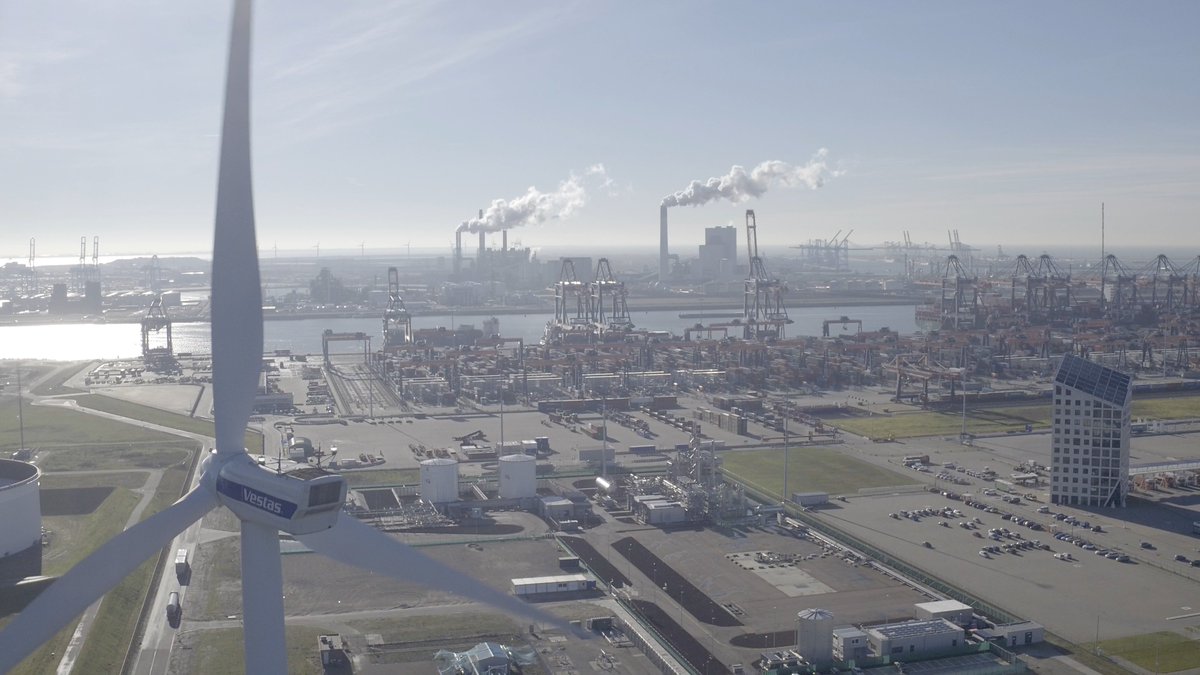 Van fossiel naar duurzaam: <a href="/PortOfRotterdam/">Port of Rotterdam Authority</a> is er druk mee bezig. <a href="/openrotterdam/">OPEN Rotterdam</a> belicht pioniers in hun zoektocht naar vergroening in de haven.Maandag vanaf 18.15 uur afl. 2 
bit.ly/2jkWeRC elk uur in herhaling. Met <a href="/OCAPWestland/">OCAP Westland</a> <a href="/AVRenergy/">AVR energy</a> <a href="/uniper_energy/">Uniper</a>