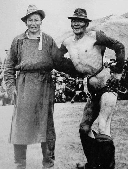 "Их Монгол" Шаравжамц аваргыг Улсын наадамд зодоглоход "Буур" Жамъян аварга хүндэтгэл үзүүлэн засч буй нь. 1946 он.