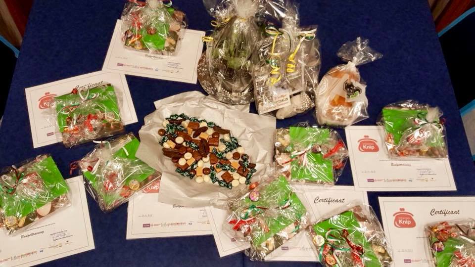 InzichtenGrip's tweet photo. Beilen was woensdagavond al in feestelijke decemberstemming.  Er werden acht diploma's budgettraining #StichtingKnip #Woonservice uitgereikt en voor alle cursisten waren er kadootjes van fee Geja. Ook de trainer werd niet vergeten. https://t.co/mRFtaXQ39r