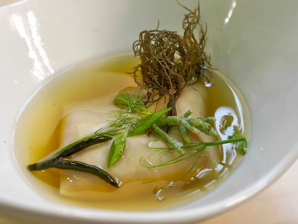 ElEspejoSanLuca's tweet photo. Ravioli de buey de mar con consomé de ave, jamón y algas Si has probado el ramen, el plato te traerá recuerdos. El caldo desarrolla diferentes sabores, que enlazan y se equilibran con el punto un poco dulce del buey de mar. La pasta aporta textura y suavidad.  #CartaOtoño17 https://t.co/azdf5awaAi