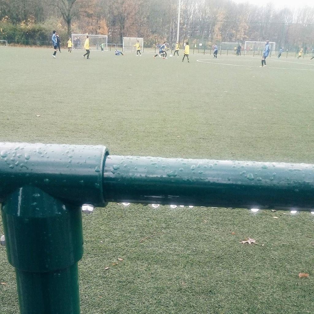 enidbalemans's tweet photo. Het was koud langs de zijlijn... .
.
.
#soccermom #soccer #voetbal #berchem #druppel #zaterdag https://t.co/YPnMHfRHps https://t.co/ljiCocnC26