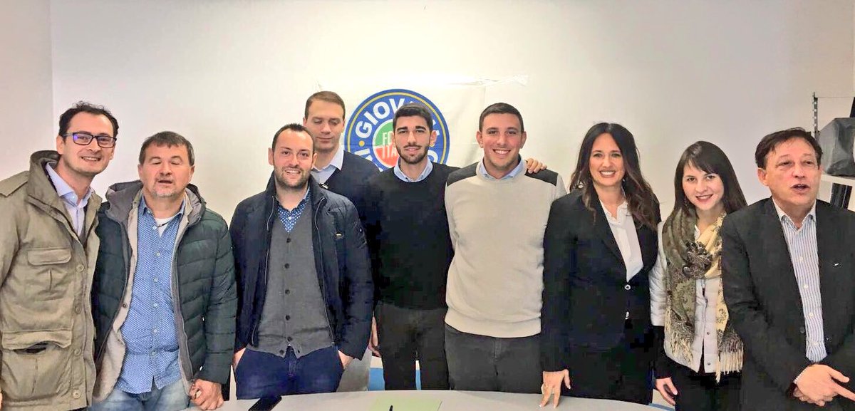 fi_giovani's tweet photo. #WeAzzurro anche a #Brescia,#Latina con @AngieCalabria X #RoadToLazio2018, #Padova a #StatiGeneraliAmministratoriVeneto e   #Fermo con conferenza stampa del #neodirettivo!#NonCiFermiamoMai! @berlusconi @forza_italia @GruppoFICamera @Fi_Pdl_Senato https://t.co/yqzOtAijD0