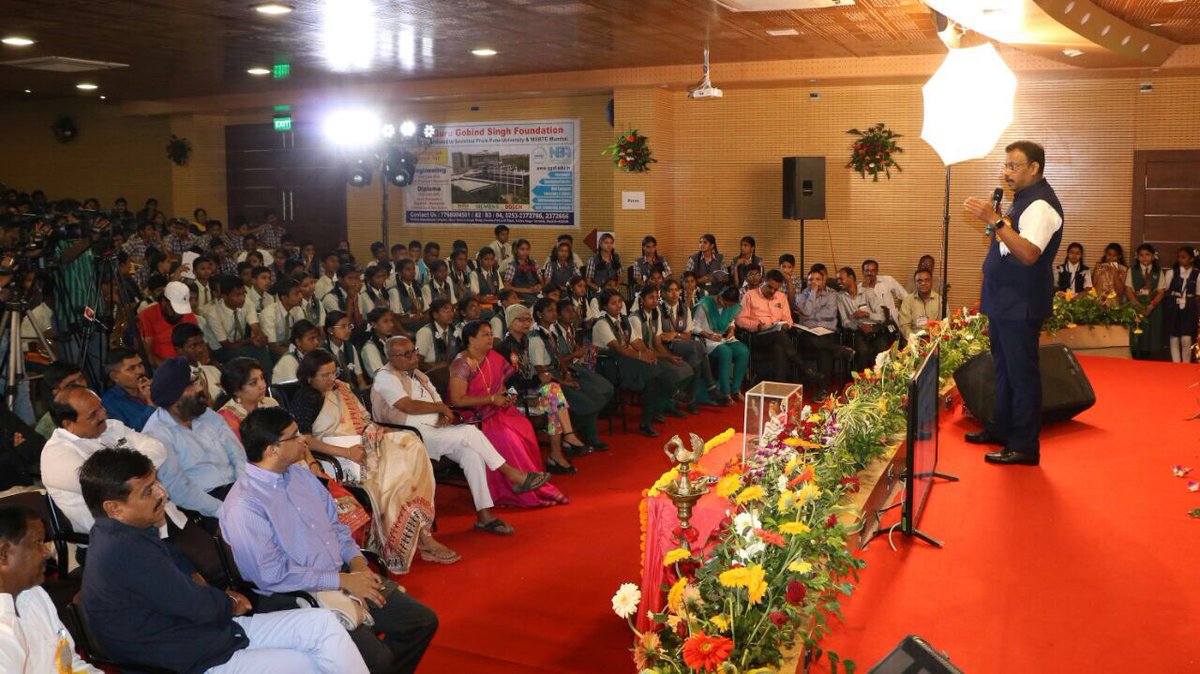 TawdeVinod's tweet photo. Connecting with the preferences of our students and adapting to the evolving technology, the govt aim to introduce the poems in Balbharti book in a new form, with music by Swapnil Bandodkar, helping our students remember these poems more efficiently. https://t.co/Mt2eXt9hKp