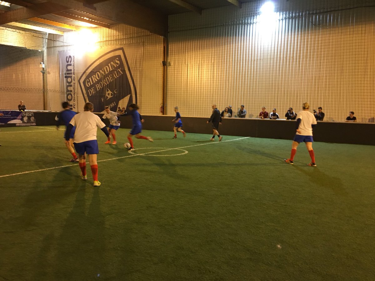 DominiqueCrochu's tweet photo. #FootWorking 👉🏼 A fond sur #twitter ! Tournoi organisé par @mariannegazeau de @FootdElles avec @ffsefrance et @FabBroucaret Des #entrepreneures #intergenerations se lancent 👍🏼 c @FlesselLaura  @MarleneSchiappa https://t.co/8jNrXF8YA7