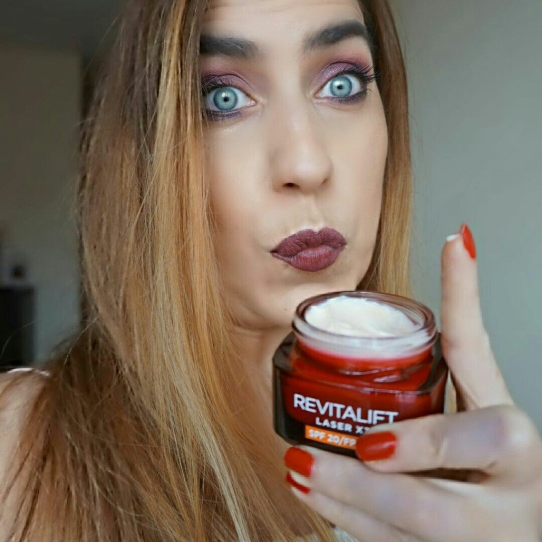 SandraMiau1876's tweet photo. Happy saturday!❤
Hoy estreno la crema de #revitaliftlaserx3 de @loreal_es
¡Huele genial y me encanta la textura☺!
Os seguire contando!
#yoRevitaliftLaserx3 #loreal #pruebareallaser #makeup #youzzrevitaliftlaserx3 #skincare @youzzspain #youzz #beauty https://t.co/7d6ICRPQnk