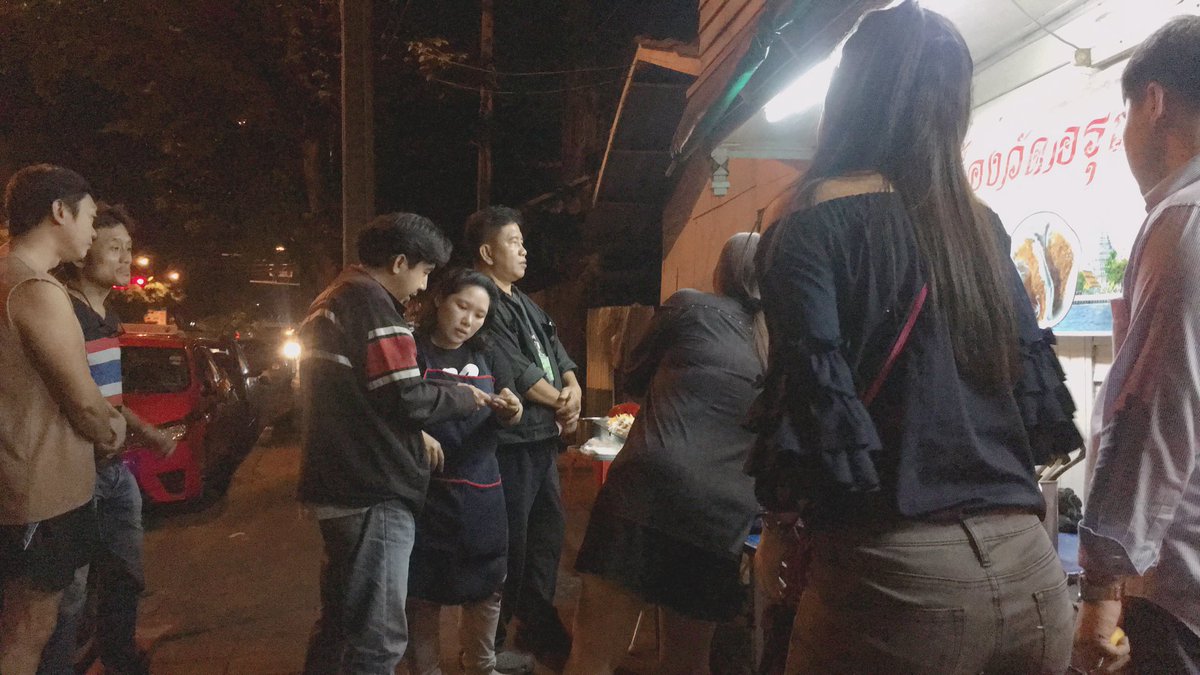 suaysaidaek's tweet photo. ขนมเบื้องวัดอรุณ เห็นคิวยาวมาก ลองครั้งแรกคือเด็ดจริง! แป้งบาง ไม่หวาน อร่อนทั้งแบบครีม / แบบโบราณ มะพร้าวอ่อน งาก็หอม 📍ขายเฉพาะตอนดึกๆ 
#อร่อยไปแดก #อร่อยบอกต่อ @aroii https://t.co/dhJwr6iQx9