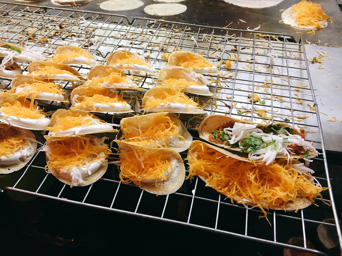 suaysaidaek's tweet photo. ขนมเบื้องวัดอรุณ เห็นคิวยาวมาก ลองครั้งแรกคือเด็ดจริง! แป้งบาง ไม่หวาน อร่อนทั้งแบบครีม / แบบโบราณ มะพร้าวอ่อน งาก็หอม 📍ขายเฉพาะตอนดึกๆ 
#อร่อยไปแดก #อร่อยบอกต่อ @aroii https://t.co/dhJwr6iQx9