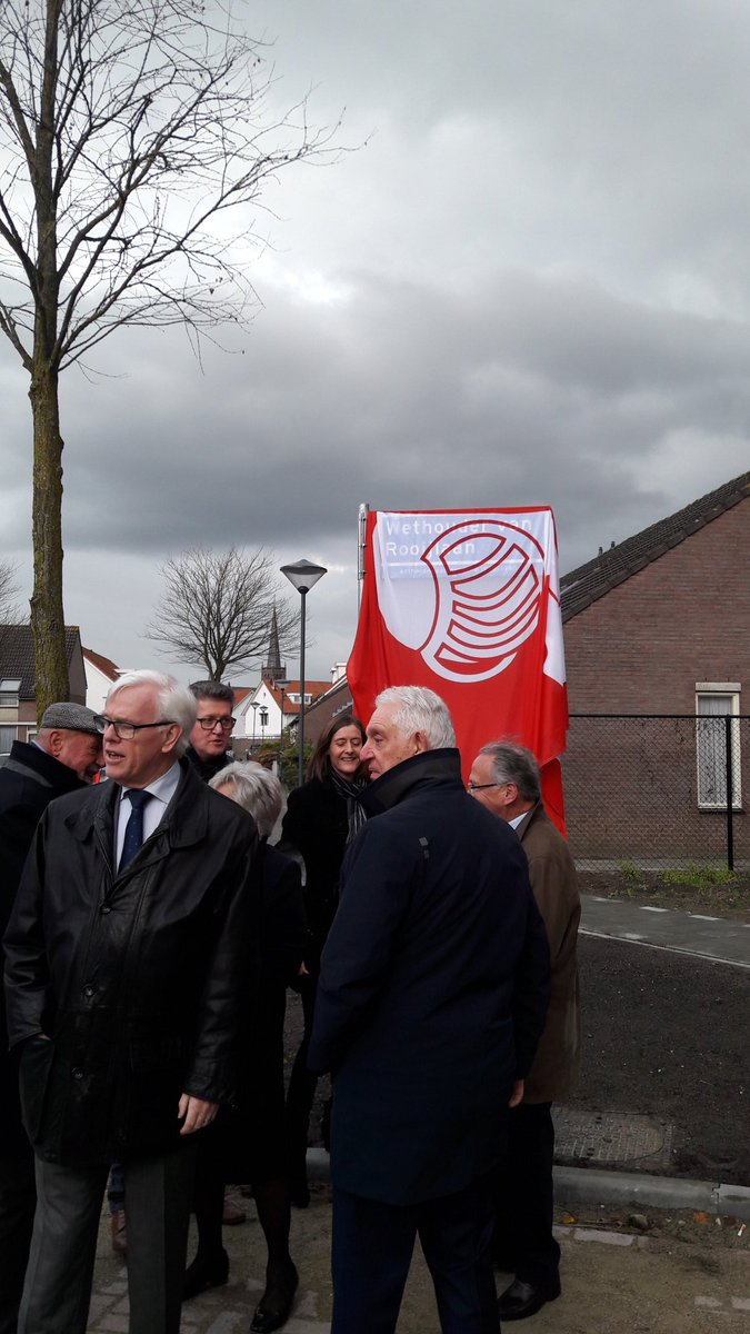 Hoog bezoek bij onthulling Wethouder Van Rooijlaan #Helmond <a href="/ED_Regio/">Eindhovens Dagblad</a>