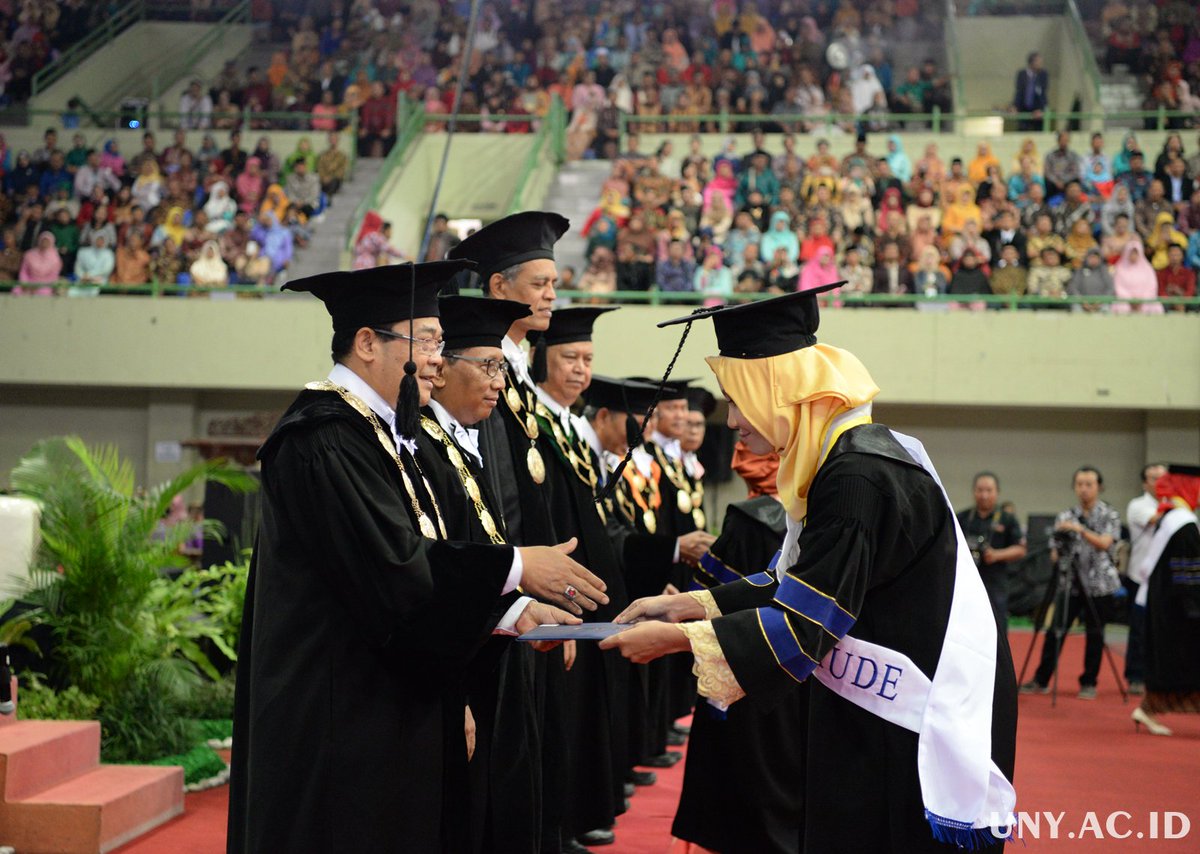 unyofficial's tweet photo. Selamat wisuda, Semoga ilmu-ilmu yang telah didapatkan di bangku kuliah bisa teraktualisasikan di kehidupan nyata dan bermanfaat untuk masyarakat pada umumnya. Semoga bisa menjadi insan akademis, pengabdi, serta teladan bagi seluruh masyarakat. https://t.co/yFmyZj3tU0
