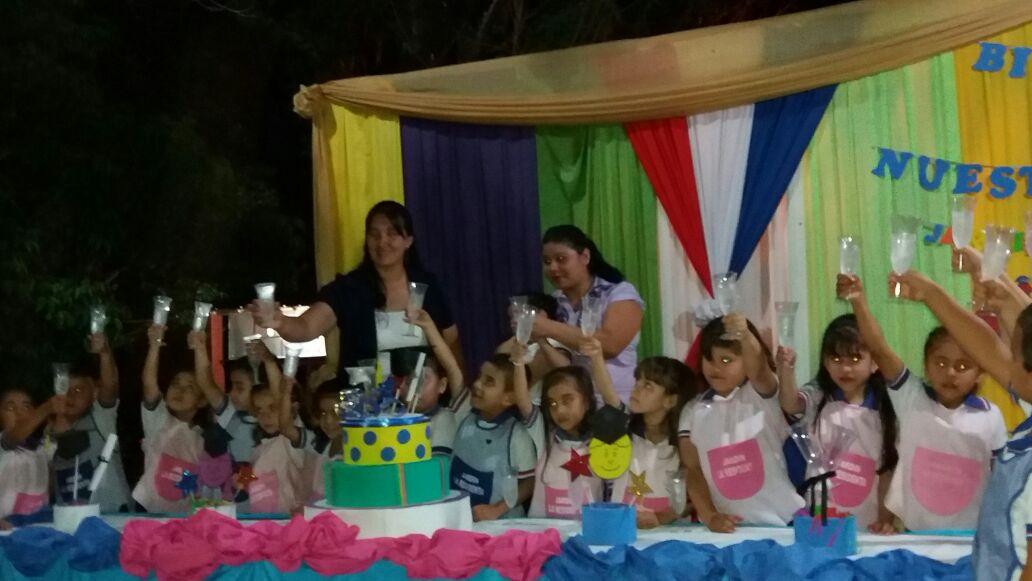 paez_toribia's tweet photo. Clausura de Jardin2017 de mi princesa#Yadira....La Residenta https://t.co/Hw4zv7qUvB